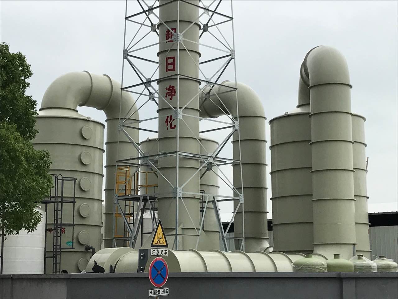 What is the difference between wet and dry scrubbers?